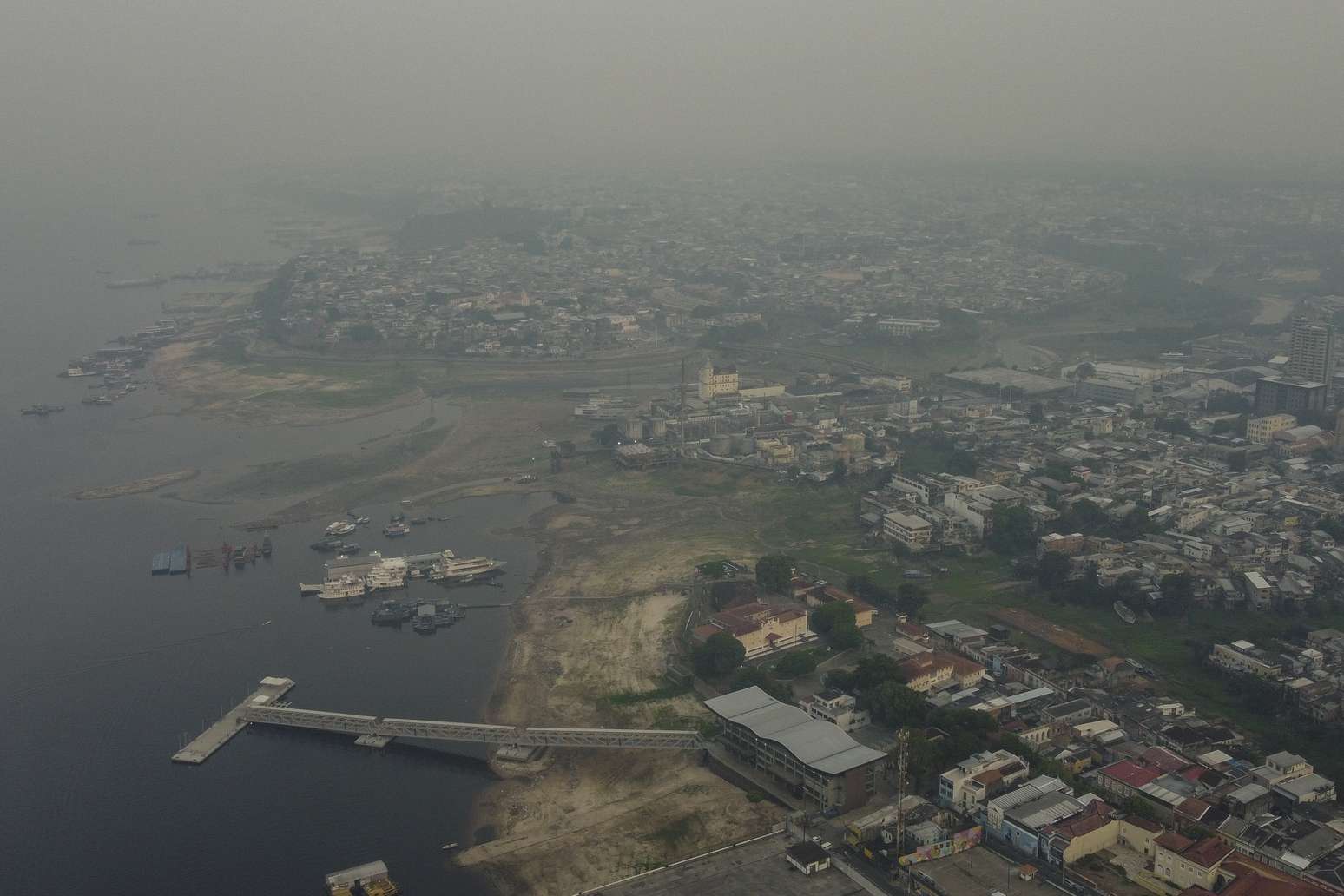 A cidade de Manaus amanheceu neste sábado, 10, coberta por uma densa camada de fumaca pelo terceiro dia seguido em decorrencia das queimadas na regiao da Amazonia brasileira, fazendo com que a qualidade do ar seja classificada como pessima segundo dados do IQAir.