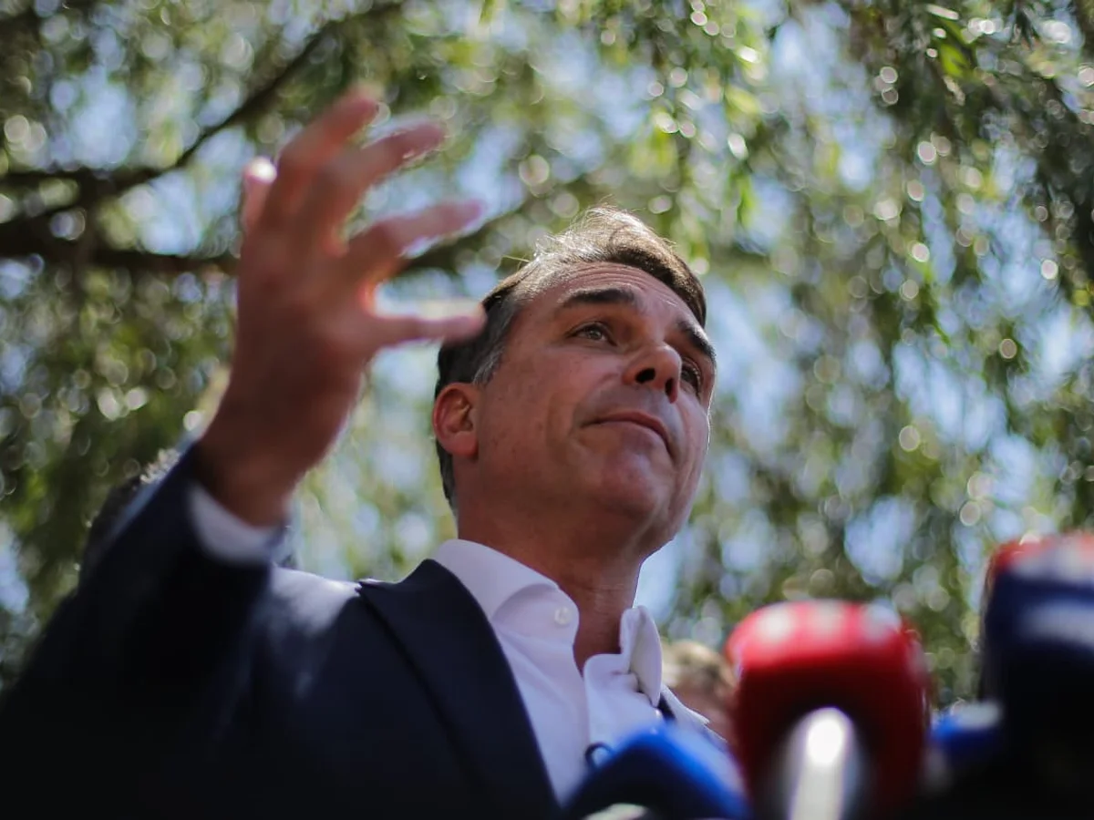 Flávio Bolsonaro pede atenção de apoiadores: "Não tem eleição ganha"