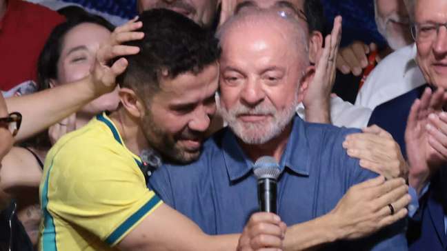 ‘Herói do PT’ e ‘fez a diferença’: o que especialistas dizem sobre atuação de Janones na vitória de Lula