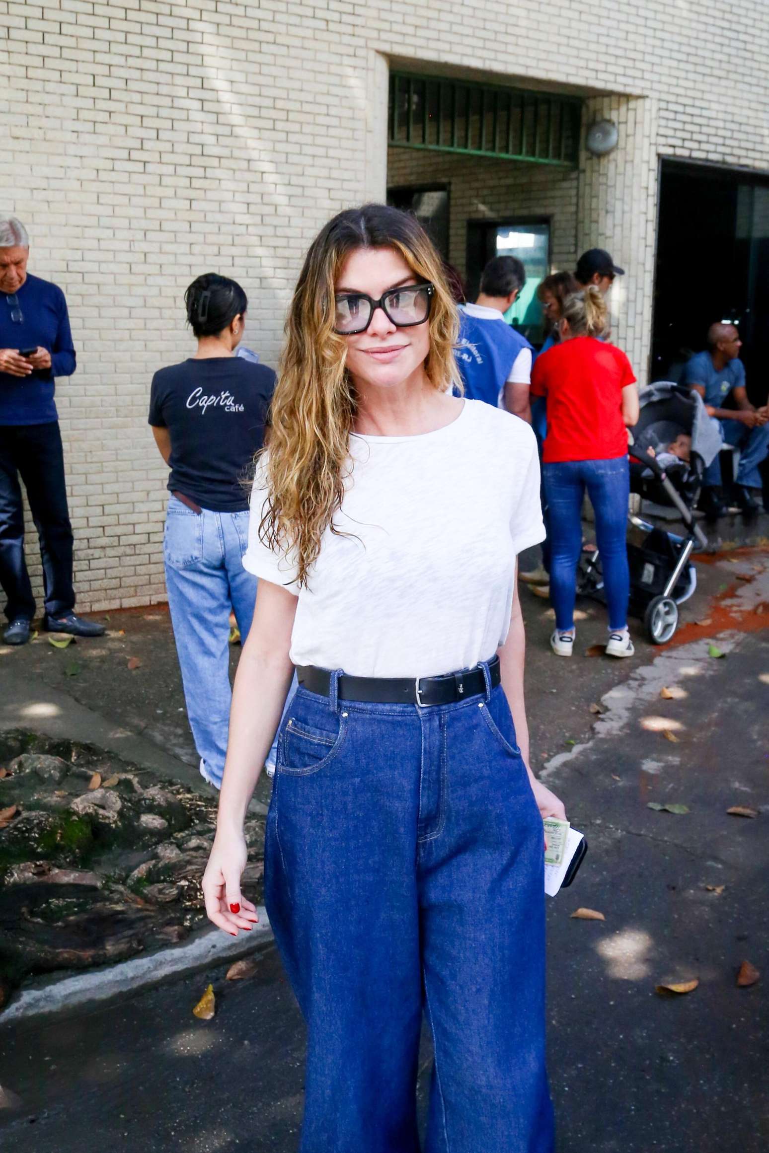 Alinne Moraes em vota&ccedil;&atilde;o neste domingo, 4 de outubro