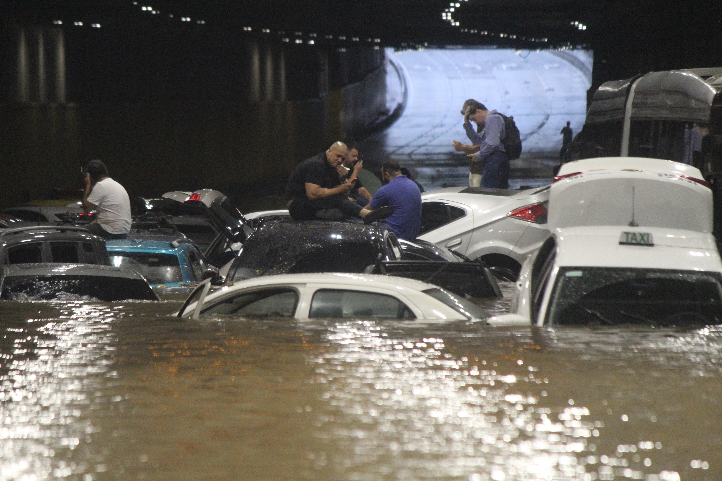 São Paulo submersa: com túneis alagados, motoristas ilhados e morte, caos expõe fragilidade da cidade diante do temporal