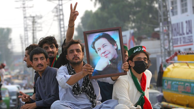 Apoiadores do ex-líder paquistanês Imran Khan, atualmente preso, marcham em direção a Islamabad