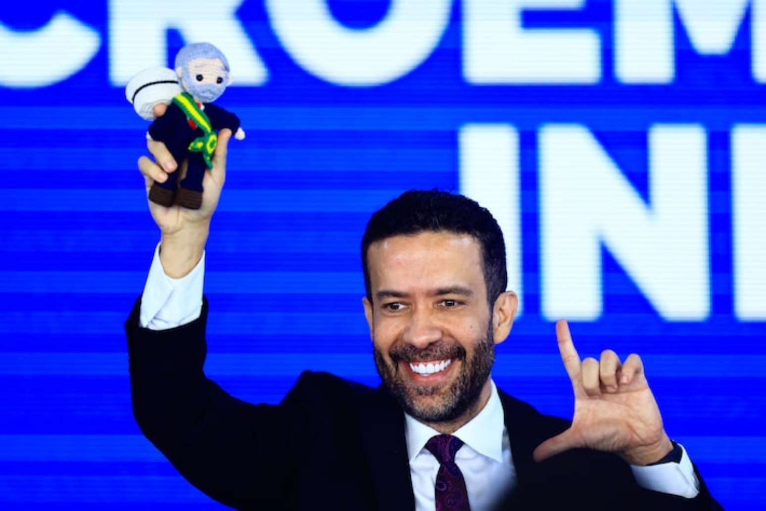 O deputado federal André Janones cuida do canal 'Exército do Lula' no WhatsApp.