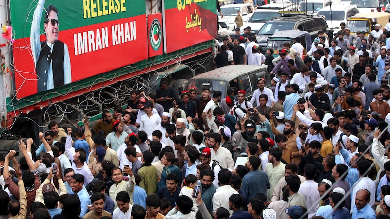 Apoiadores do ex-líder paquistanês Imran Khan, atualmente preso, marcham em direção a Islamabad