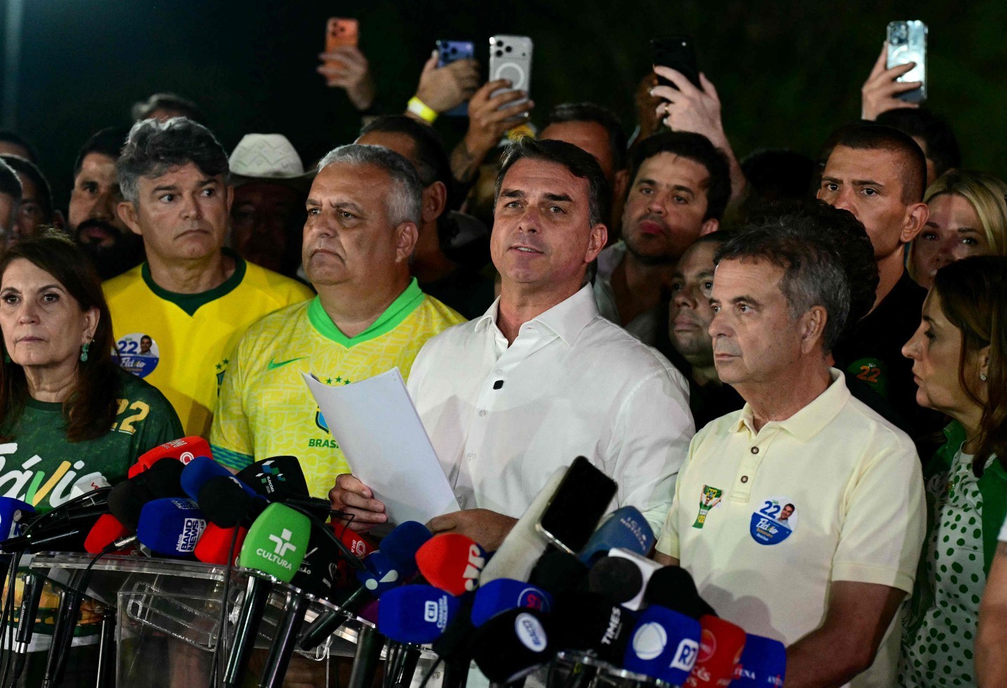 A busca por culpados: aliados de Flávio atribuem derrota a 'salto alto', estratégia errática contra Lula e fator Marçal