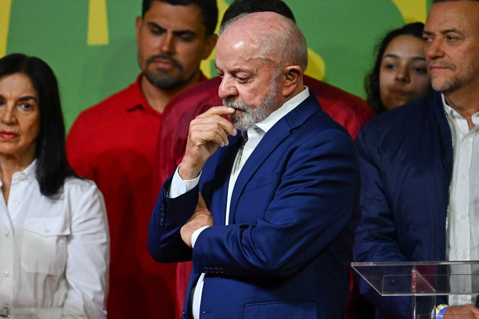 Lula (PT) durante discurso após a apuração do primeiro turno das eleições neste domingo, 4