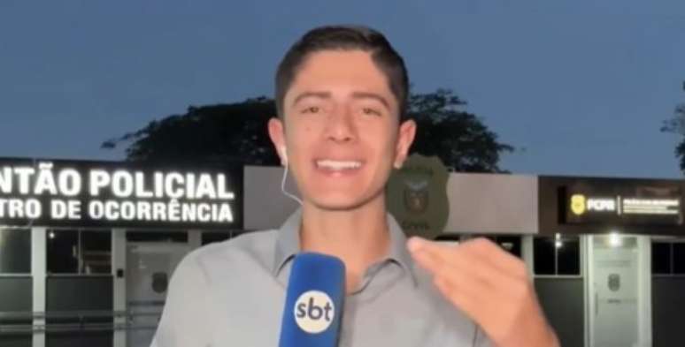 Repórter se enrola em entrada ao vivo e cai na risada; confira o momento