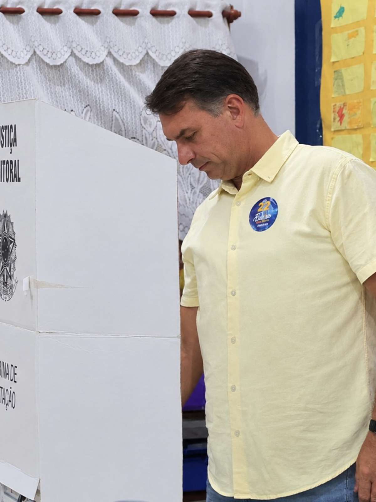‘Pacífico, mas hostil’: comerciante clima durante votação de Flávio Bolsonaro em escola na Zona Norte do Rio