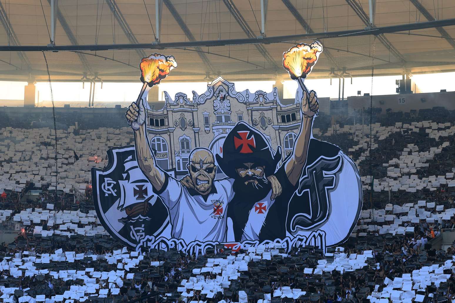 Torcedores da For&ccedil;a Jovem do Vasco erguem mosaico e levantam banner customizado com Eddie, mascote do clube e do Iron Maiden, e o Almirante, s&iacute;mbolo do Cruzmaltino, no Maracan&atilde;, na segunda partida da final da Copa do Brasil de 2025 -