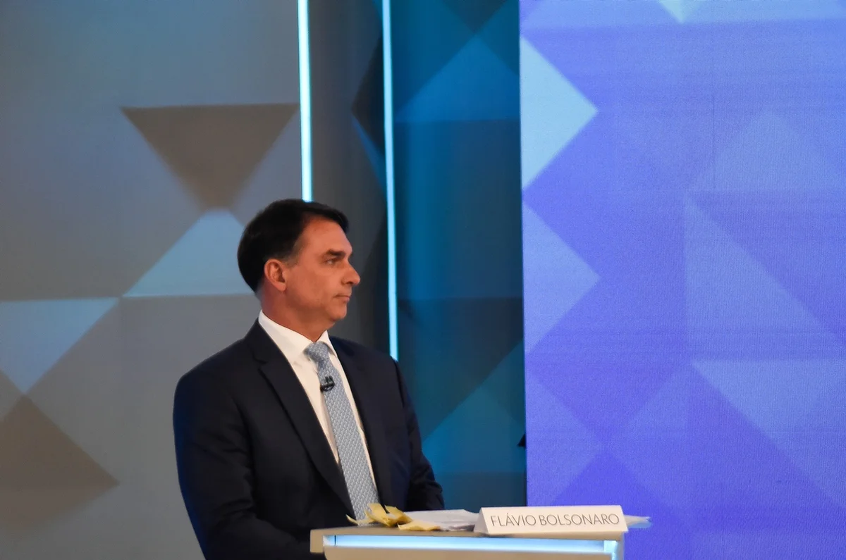 Flávio repete fake news sobre mesários votarem no lugar de ausentes