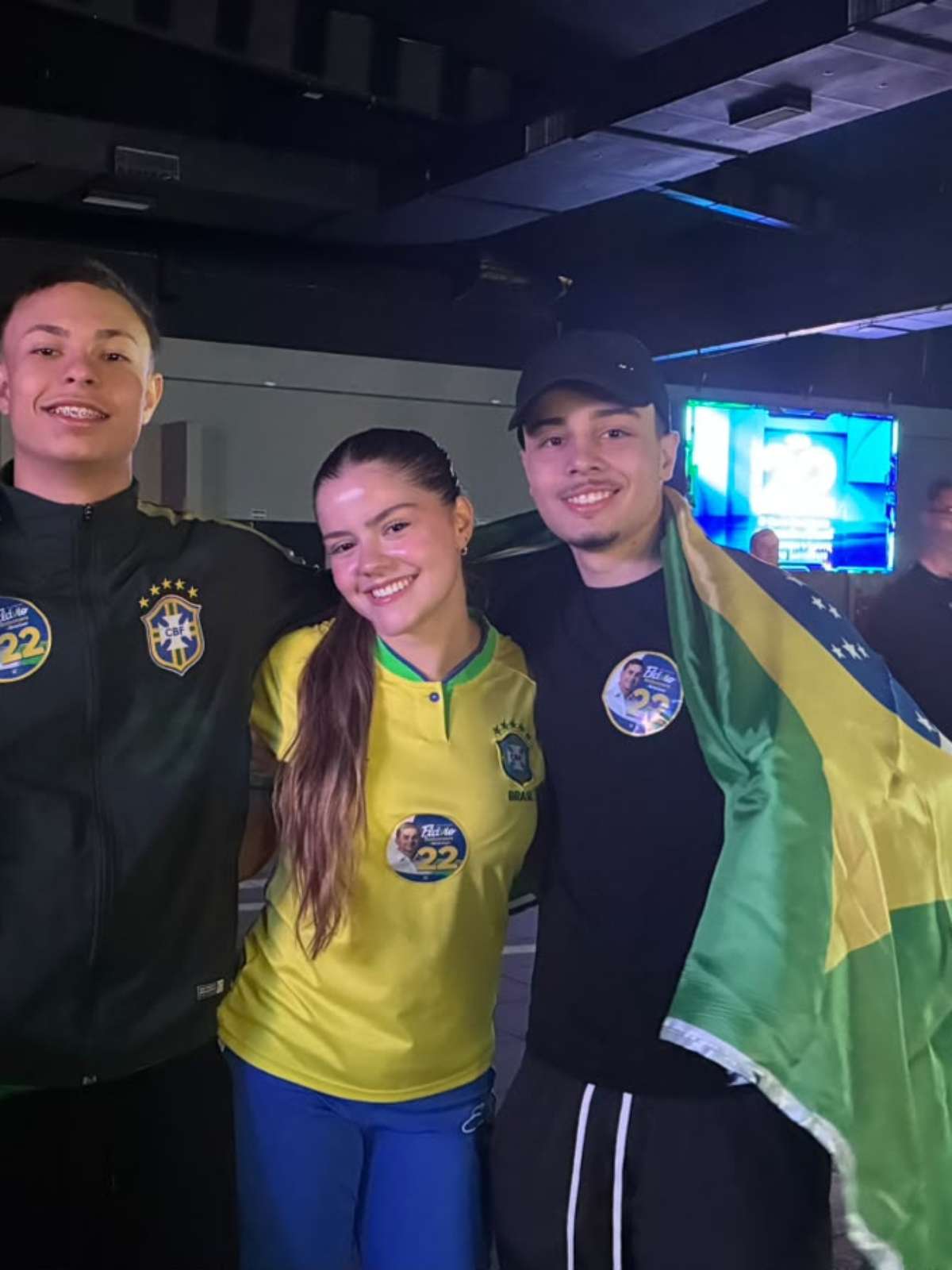 'Tirei meu título para votar nele': apoiadores vão a ato em SP em apoio a Flávio Bolsonaro na reta final da eleição