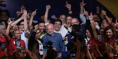 Lula e apoiadores comemoram vitória nas urnas Foto: TIAGO QUEIROZ / Estadão