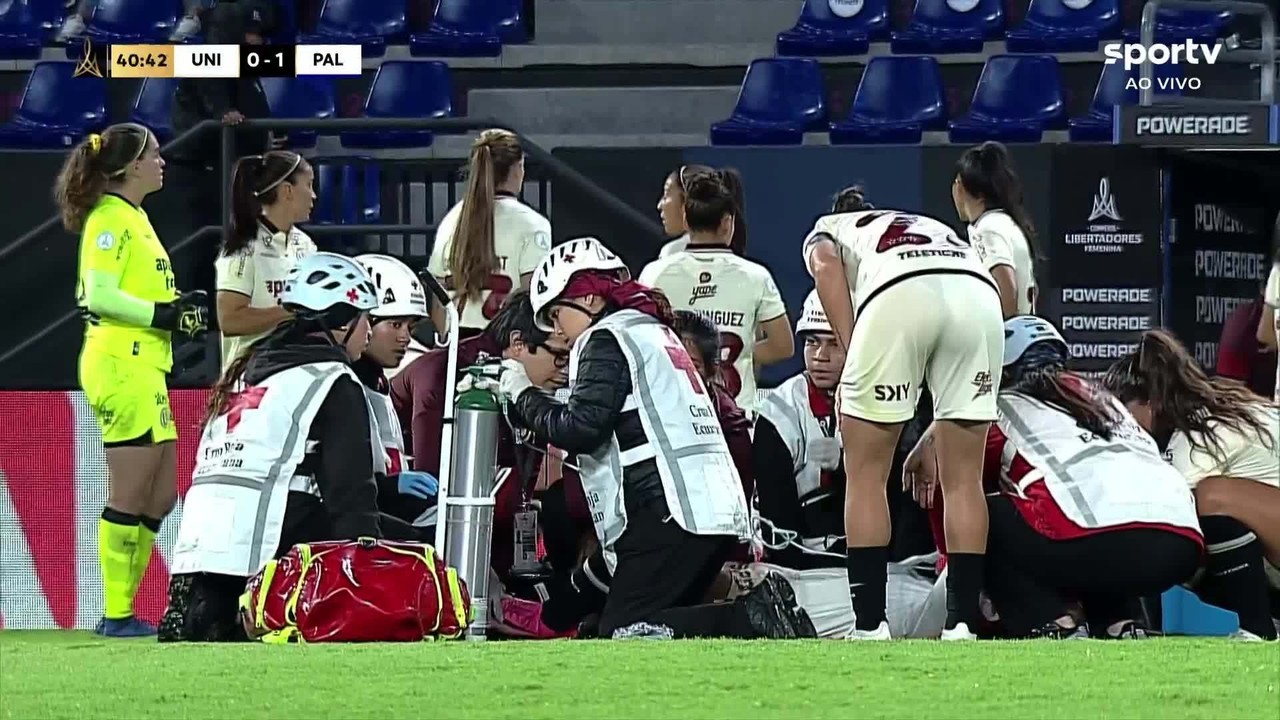 Vídeo: jogadora passa mal em Universitario x Palmeiras e precisa de máscara de oxigênio