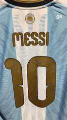 Veja detalhes da camisa de despedida de Messi da Argentina