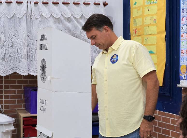‘Pacífico, mas hostil’: comerciante clima durante votação de Flávio Bolsonaro em escola na Zona Norte do Rio
