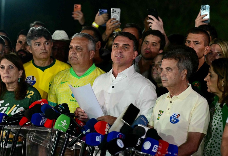 A busca por culpados: aliados de Flávio atribuem derrota a 'salto alto', estratégia errática contra Lula e fator Marçal