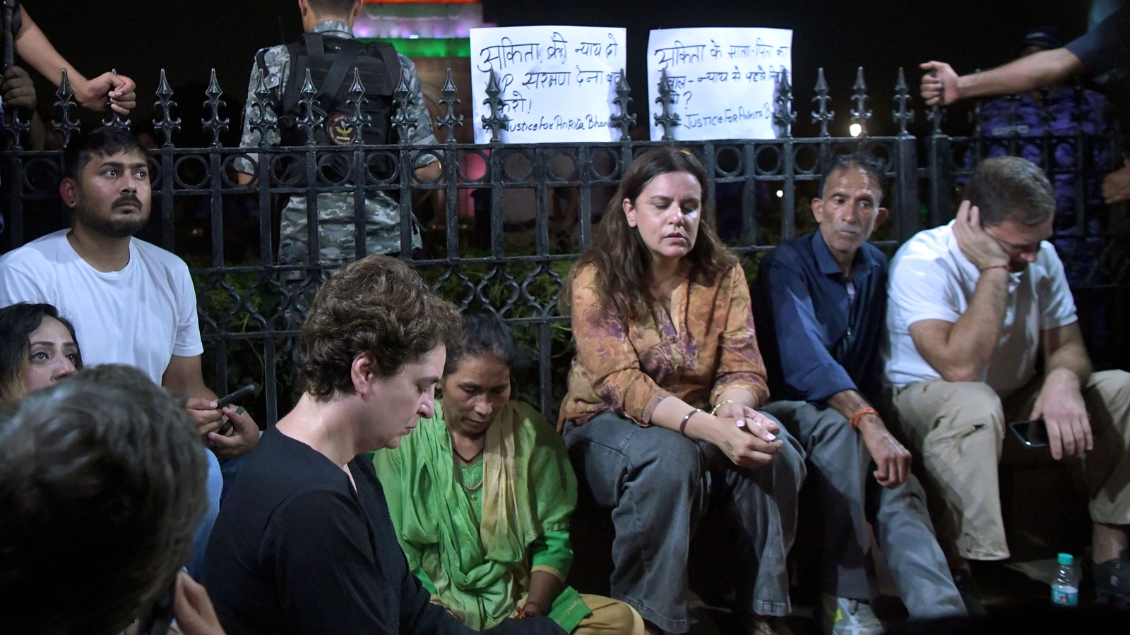 Os pais de Ankita Bhandari foram detidos às 4h durante protesto no Índia Gate, em Deli; mãe ameaça greve de fome