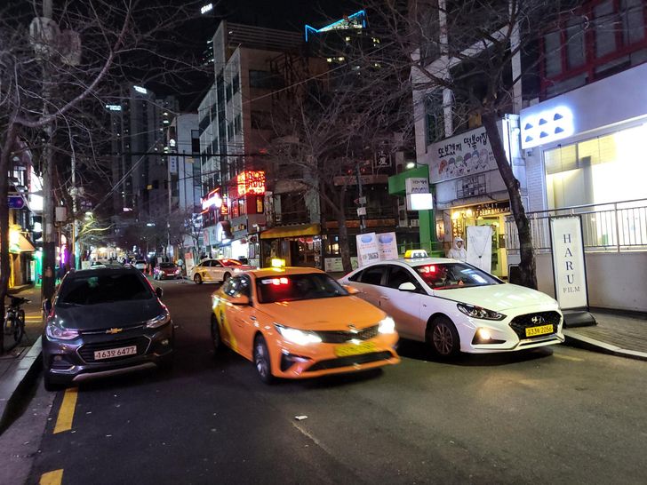 Empty taxis look for passengers near Hapjeong Station in Mapo District, Seoul, in this undated file photo. Korea Times photo by Na Gwang-hyeon