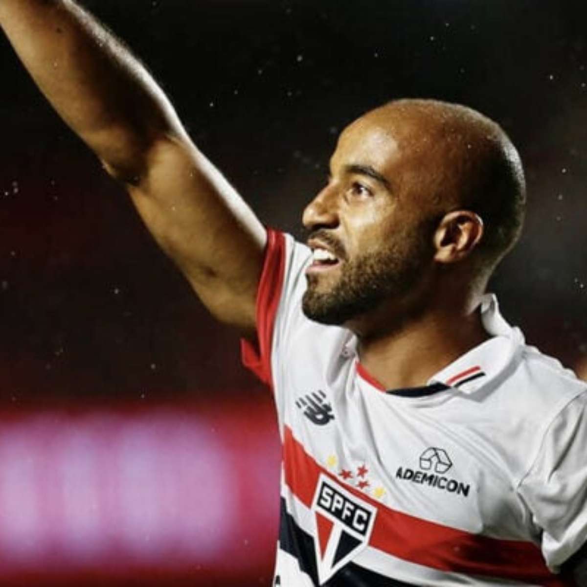 Lucas Moura retorna após cinco meses e se emociona com torcida