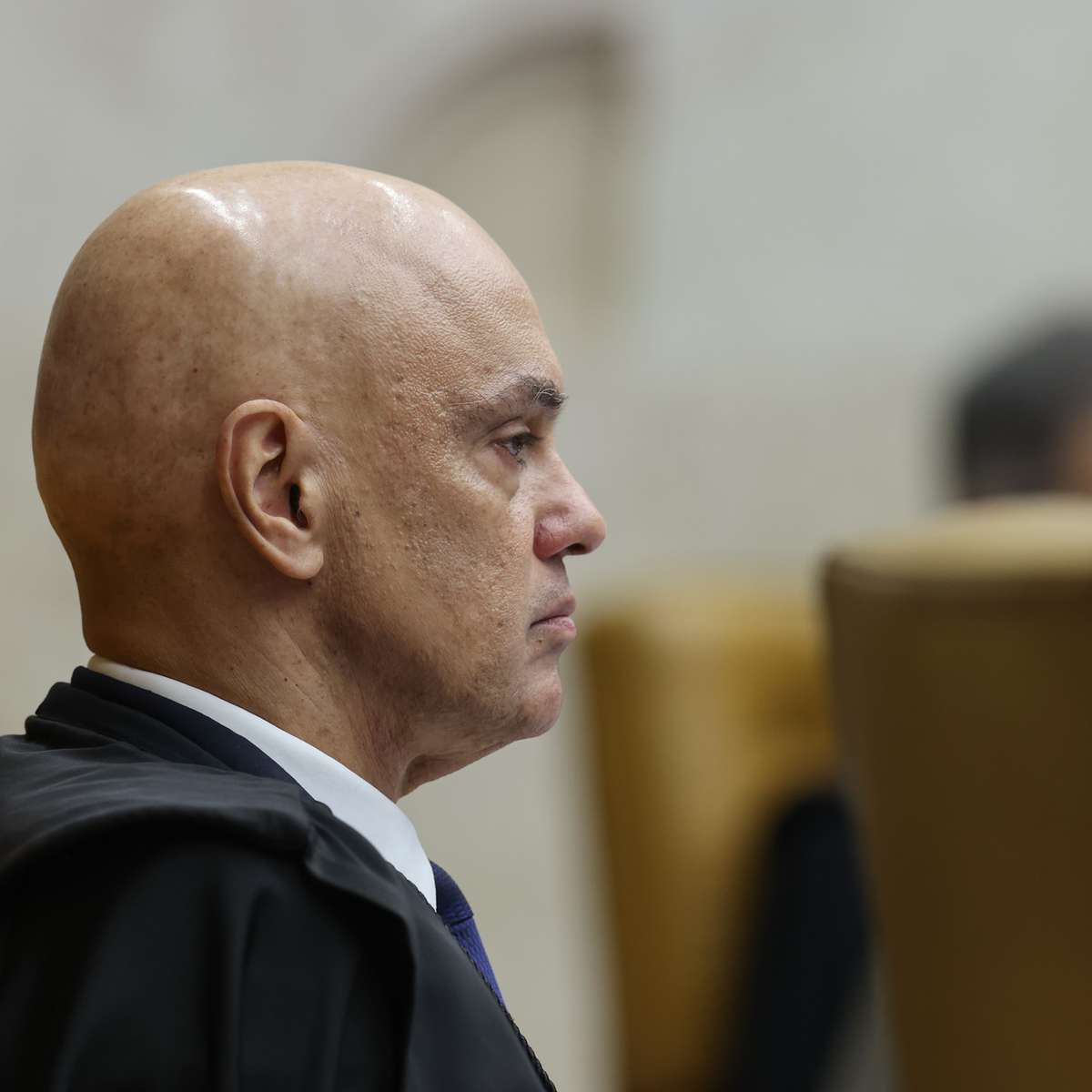 Moraes manda cancelar o passaporte de Eduardo Bolsonaro e determina início de cumprimento da pena