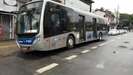 Ônibus estacionado nas proximidades do Terminal Santana, na Zona Norte de SP