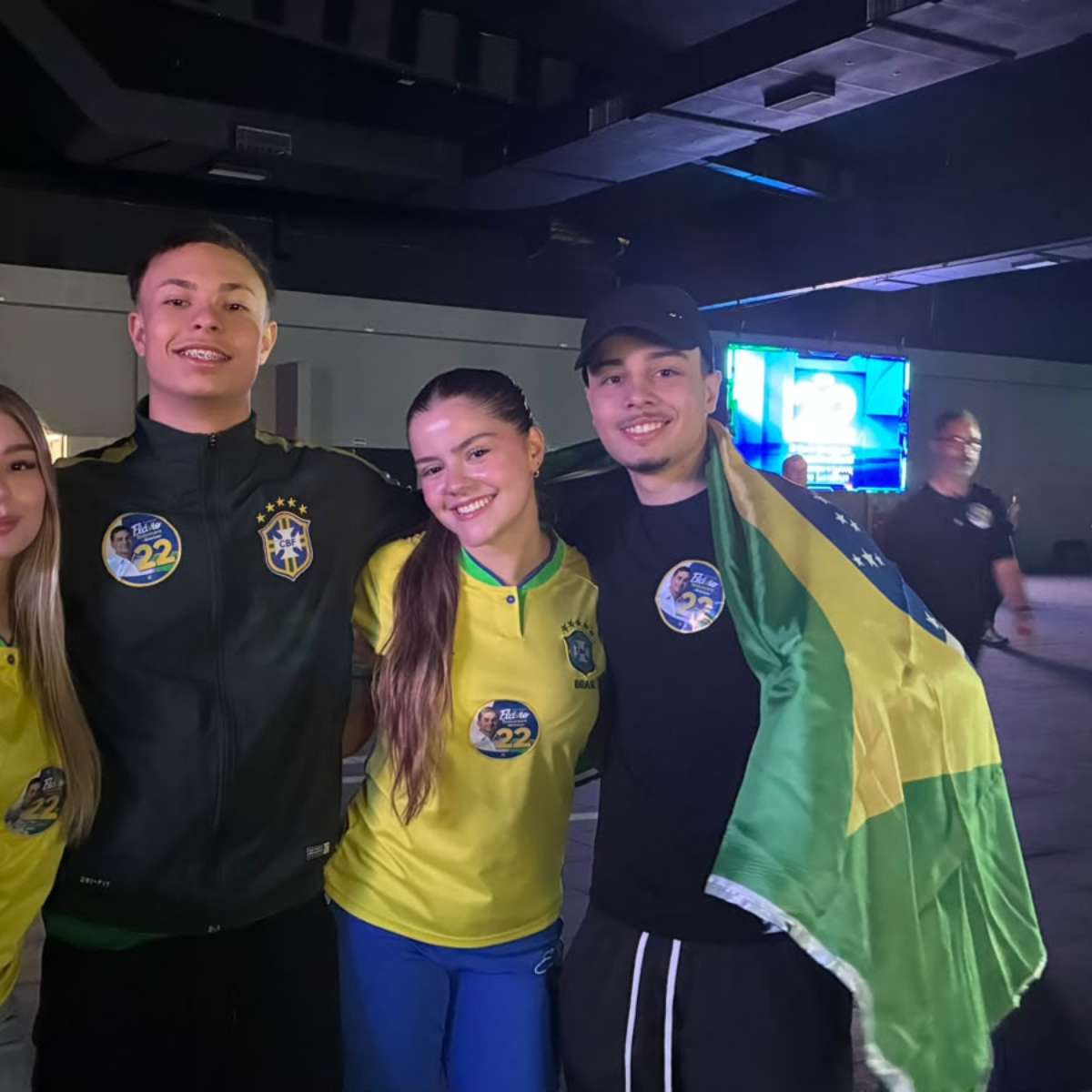 'Tirei meu título para votar nele': apoiadores vão a ato em SP em apoio a Flávio Bolsonaro na reta final da eleição