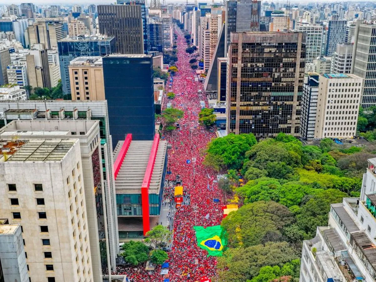 Defesa da democracia e virada de votos mobilizam ato com Lula na Paulista