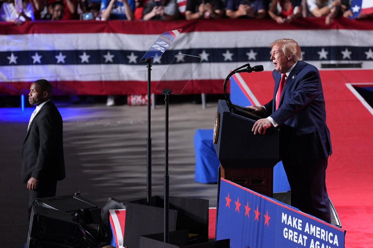Democratas processam a administração de Trump, alegando que anúncios financiados por contribuintes violam a lei sobre propaganda