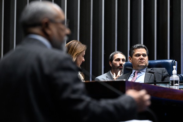 Alcolumbre confirma para esta quarta-feira votação da PEC do fim da escala 6x1