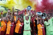 Galatasaray comemorou o terceiro título consecutivo