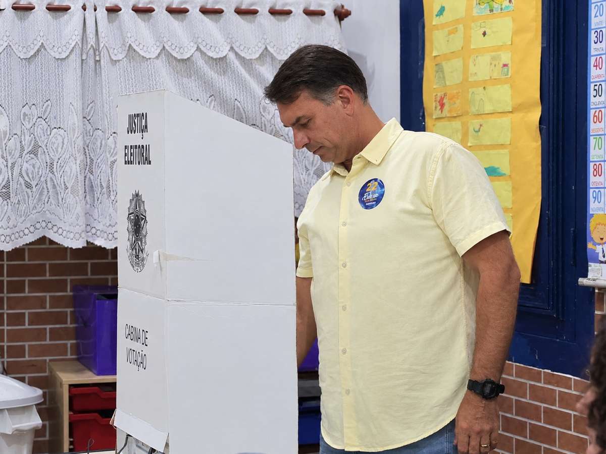 ‘Pacífico, mas hostil’: comerciante clima durante votação de Flávio Bolsonaro em escola na Zona Norte do Rio