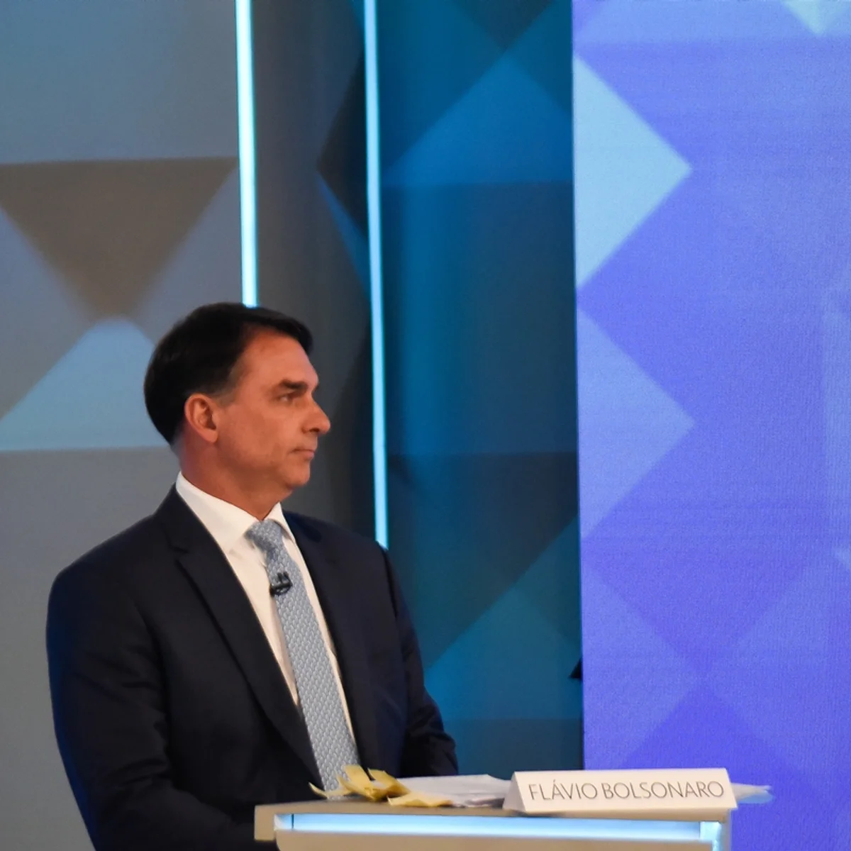 Flávio repete fake news sobre mesários votarem no lugar de ausentes