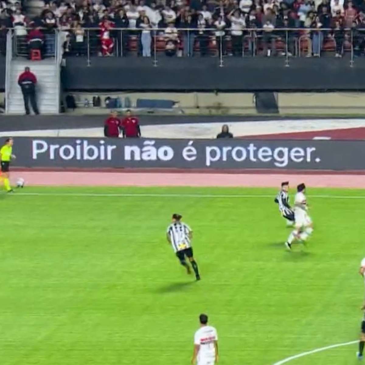 Placas de publicidade no jogo em São Paulo x Santos exibem protesto contra proibição das bets