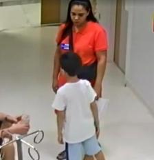 O menino Benício chegou andando ao hospital acompanhado dos pais Foto: Reprodução/TV Globo
