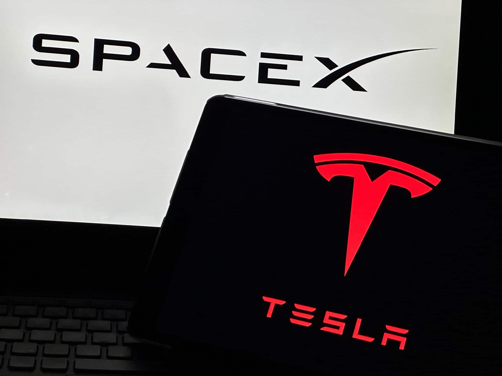 Elon Musk estuda fusão entre Tesla e SpaceX; negócio pode criar gigante de R$ 19,4 trilhões