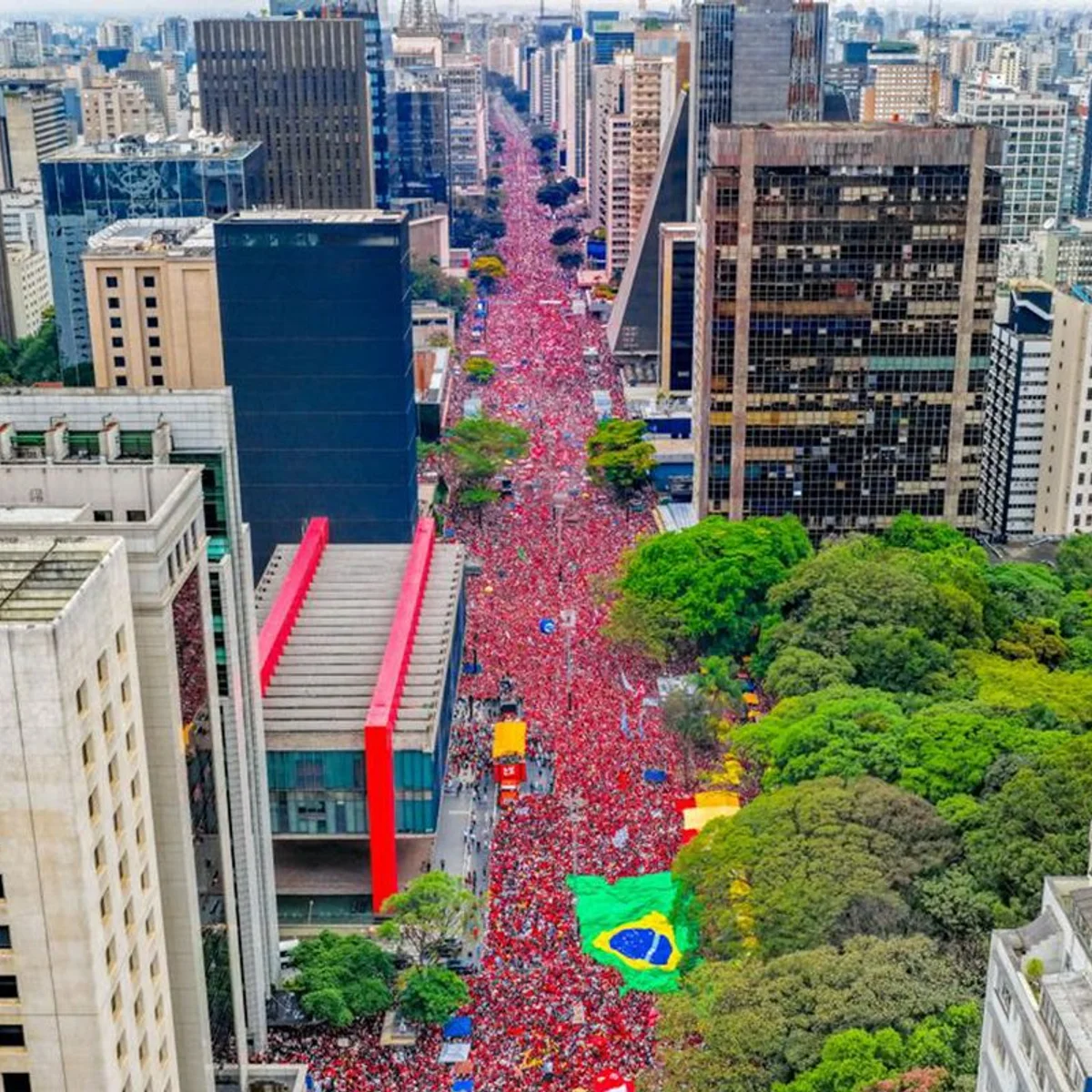 Defesa da democracia e virada de votos mobilizam ato com Lula na Paulista
