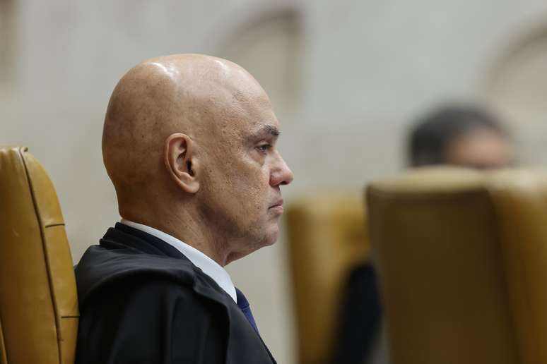 Moraes manda cancelar o passaporte de Eduardo Bolsonaro e determina início de cumprimento da pena