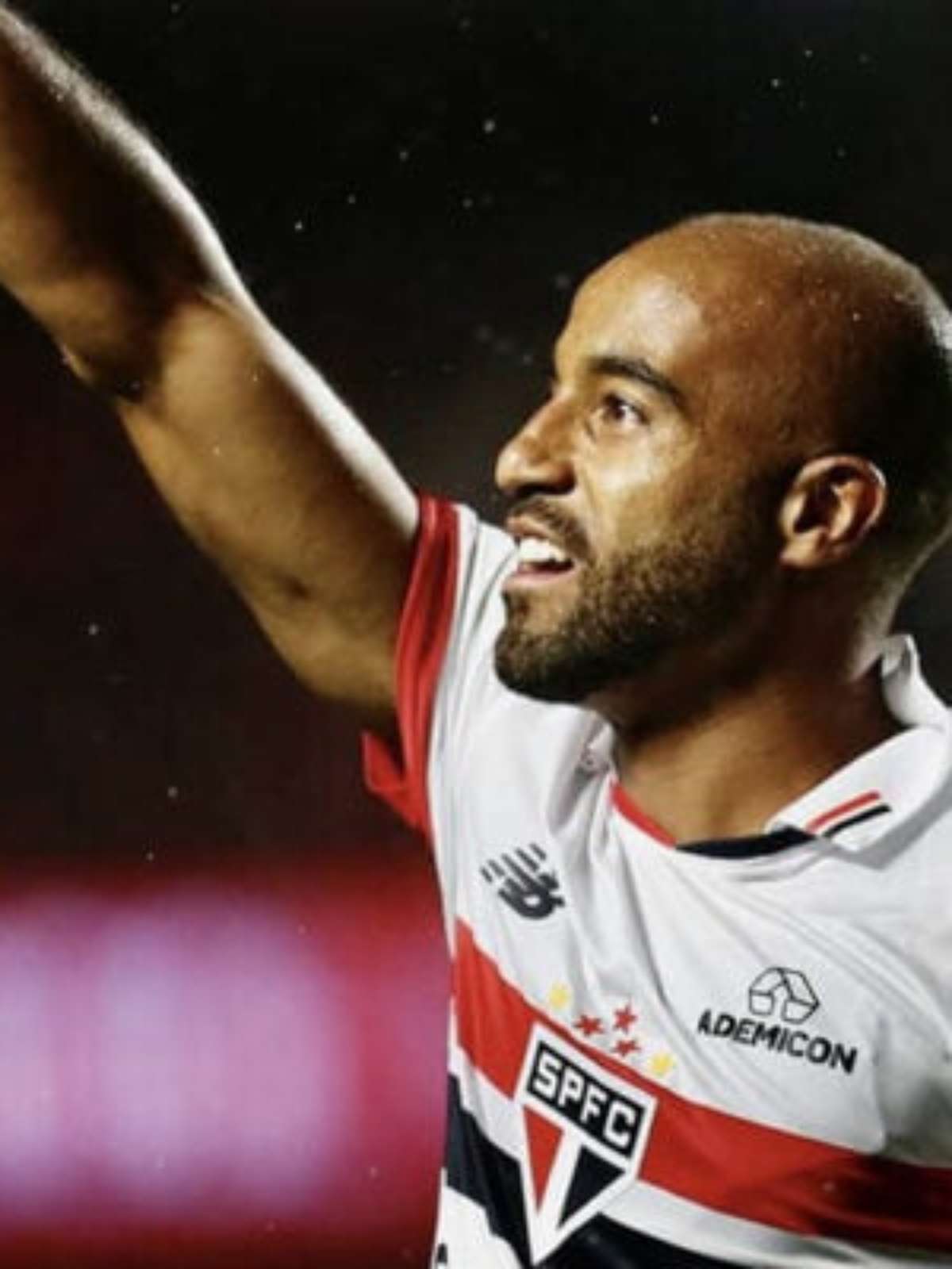 Lucas Moura retorna após cinco meses e se emociona com torcida