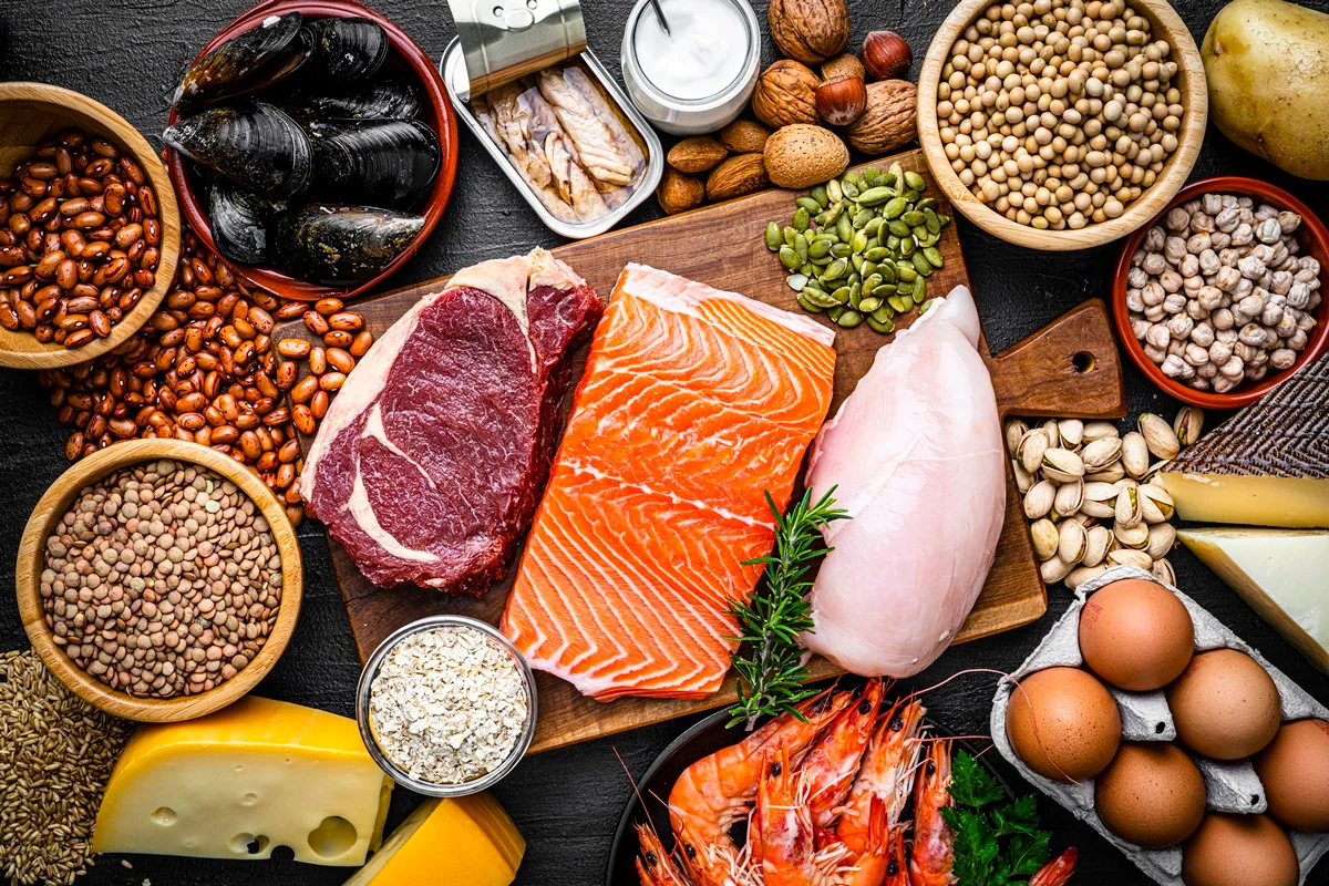 Imagem mostra vários alimentos ricos em proteínas dispostos em uam mesa - Metrópoles
