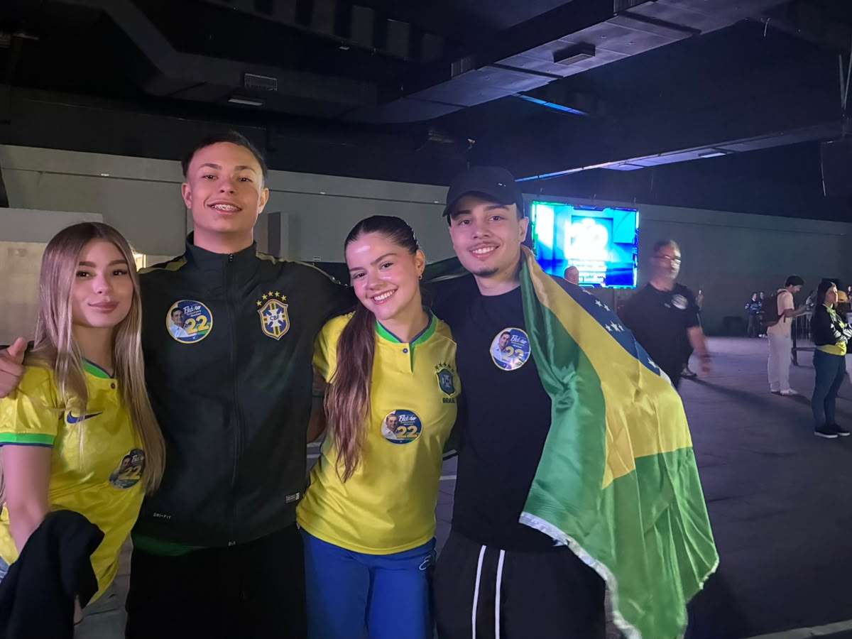 'Tirei meu título para votar nele': apoiadores vão a ato em SP em apoio a Flávio Bolsonaro na reta final da eleição