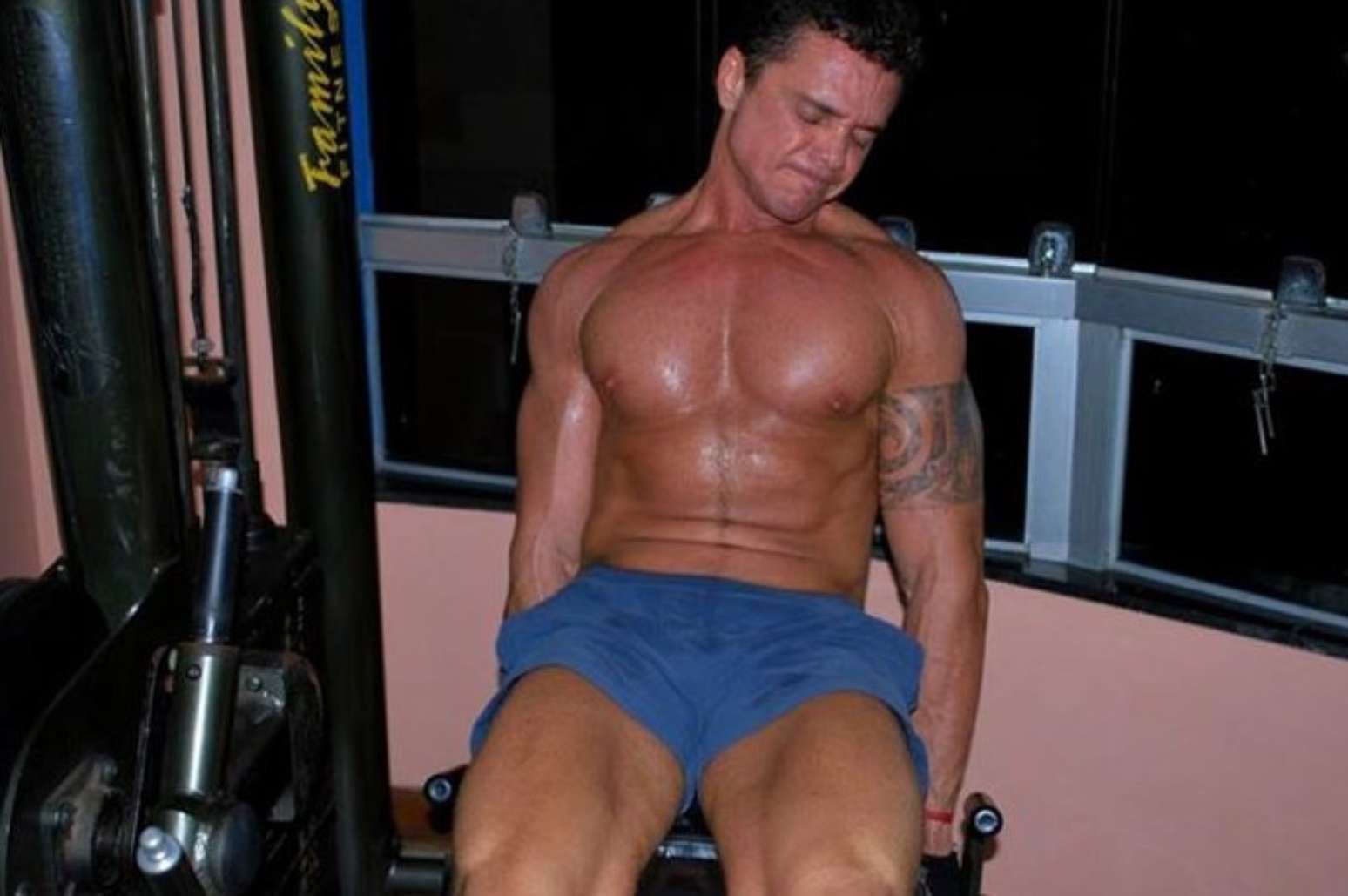 Netinho se exercita em academia