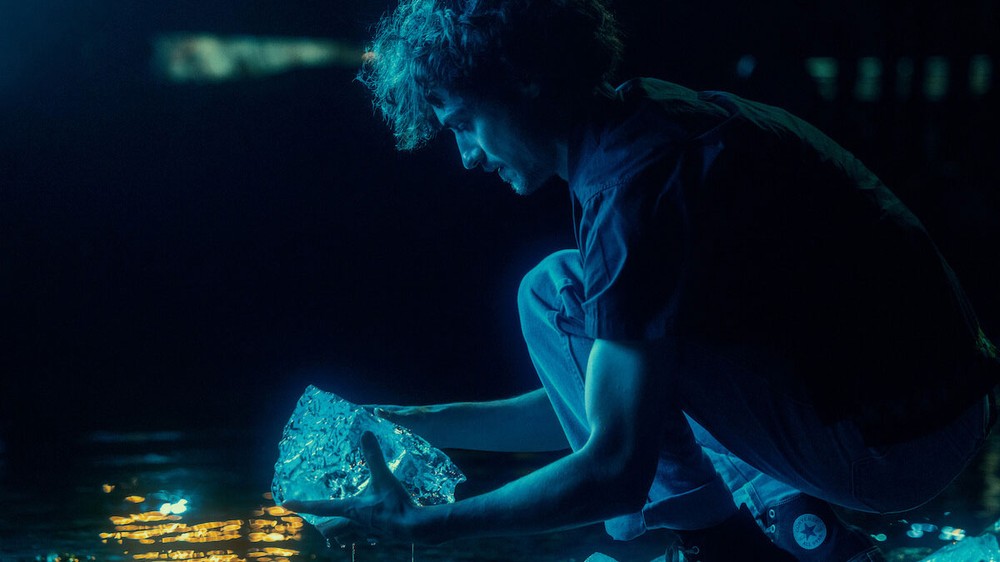 A cidade fica doente em Profundezas por consumir o gelo contaminado pela secreção da criatura — Foto: Reprodução/Netflix