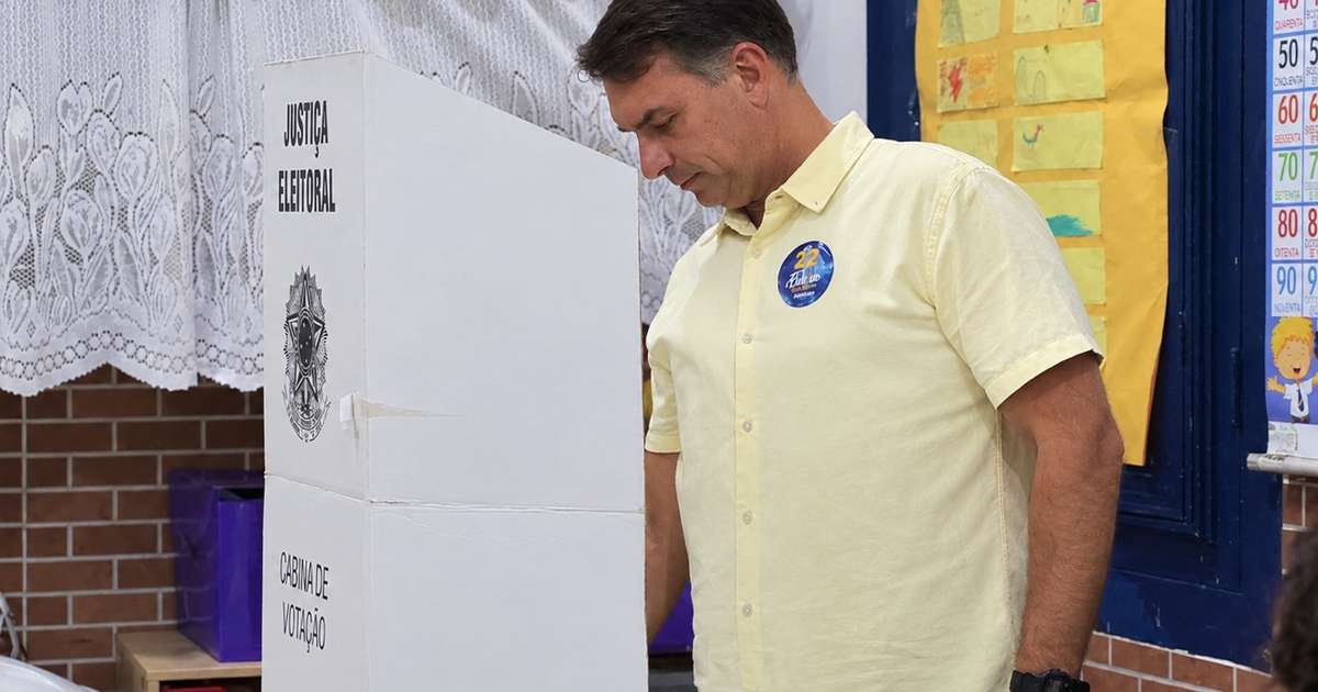 ‘Pacífico, mas hostil’: comerciante clima durante votação de Flávio Bolsonaro em escola na Zona Norte do Rio