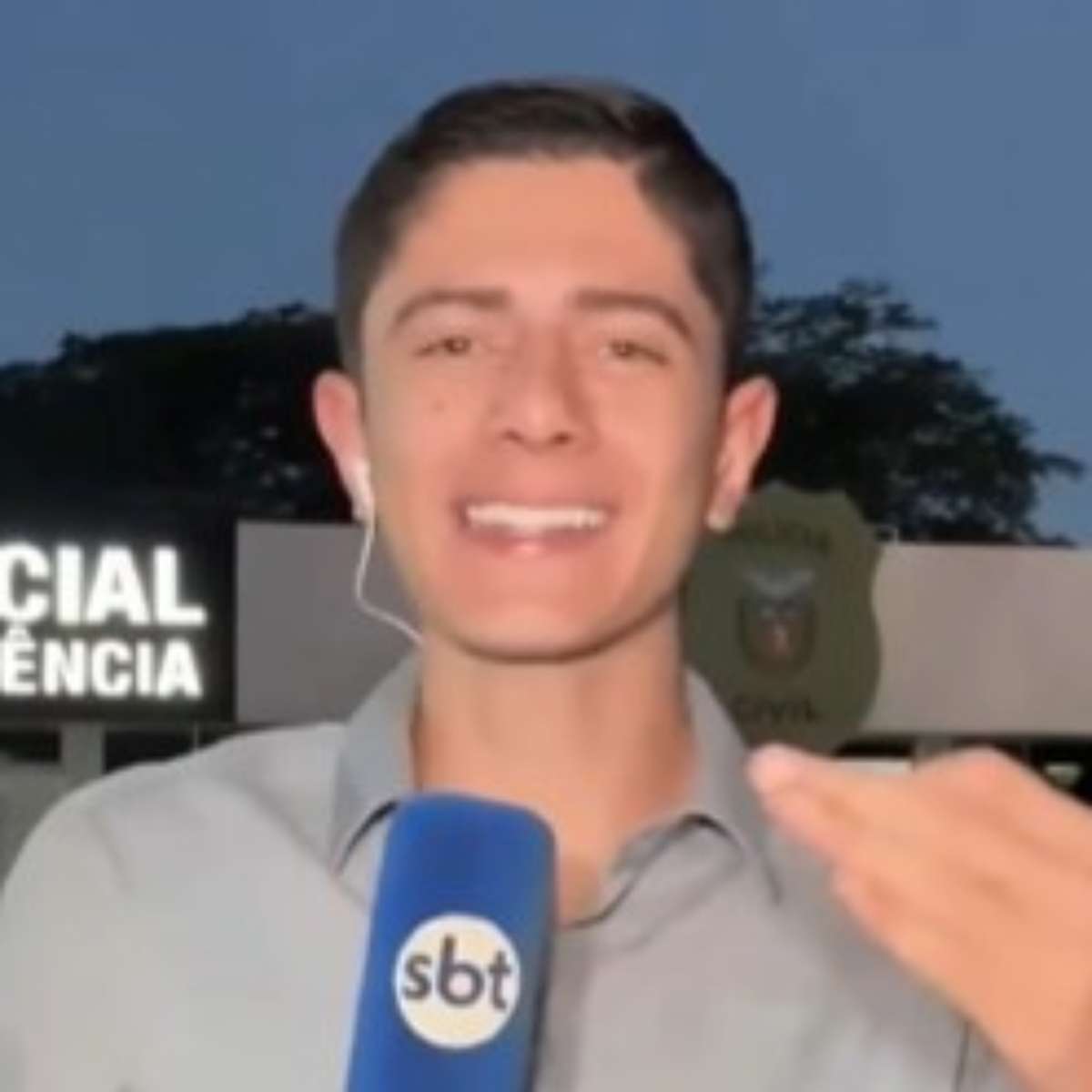 Repórter se enrola em entrada ao vivo e cai na risada; confira o momento