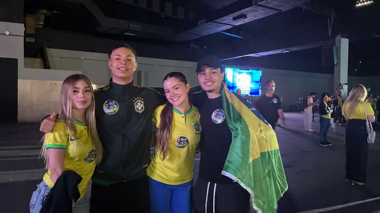 'Tirei meu título para votar nele': apoiadores vão a ato em SP em apoio a Flávio Bolsonaro na reta final da eleição