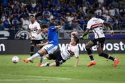 Disputa de bola na partida entre Cruzeiro e São Paulo
